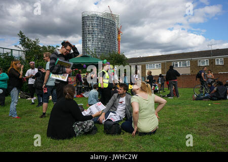 Londres, Royaume-Uni. 12Th Aug 2017. Focus E15 Mère Ferrier Point, 440 acres à Canning Town Lane, met en évidence les blocs tour dangereux avec le même bardage comme tour de Grenfell. et fin à Carpenters Estate à être démolis. Les manifestants affirment Newham Council joue un sale tour démolir le carter et kick les pauvres talents loin de là où ils nés dans la communauté d'aller de façon pour l'acheteur de l'étranger et 1 % des riches. Credit : Voir Li/Alamy Live News Banque D'Images