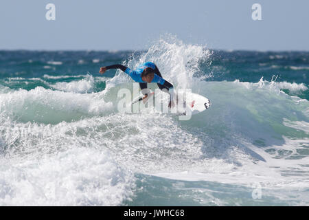 La plage de Fistral, Newquay, Cornwall, UK. 12Th Aug 2017. Les surfeurs prendre part au jour 4 du Championnat Boardmasters. Les concurrents de partout dans le monde prennent part à la surf le plus grand du concours. Credit : Nicholas Burningham/Alamy Live News Banque D'Images