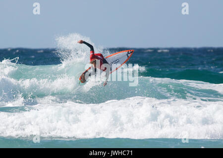 La plage de Fistral, Newquay, Cornwall, UK. 12Th Aug 2017. Les surfeurs prendre part au jour 4 du Championnat Boardmasters. Les concurrents de partout dans le monde prennent part à la surf le plus grand du concours. Credit : Nicholas Burningham/Alamy Live News Banque D'Images