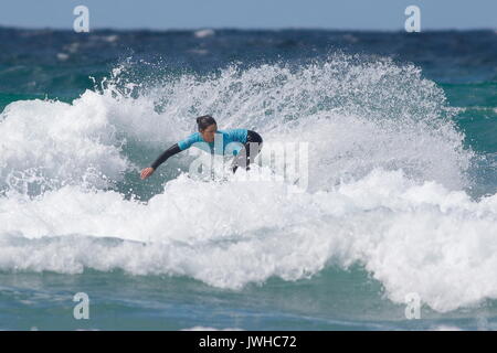 La plage de Fistral, Newquay, Cornwall, UK. 12Th Aug 2017. Les surfeurs prendre part au jour 4 du Championnat Boardmasters. Les concurrents de partout dans le monde prennent part à la surf le plus grand du concours. Credit : Nicholas Burningham/Alamy Live News Banque D'Images