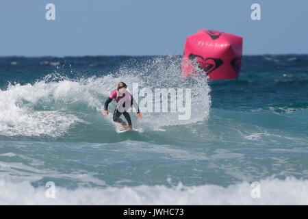 La plage de Fistral, Newquay, Cornwall, UK. 12Th Aug 2017. Les surfeurs prendre part au jour 4 du Championnat Boardmasters. Les concurrents de partout dans le monde prennent part à la surf le plus grand du concours. Credit : Nicholas Burningham/Alamy Live News Banque D'Images