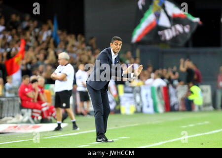 Udine, Frioul-Vénétie Julienne. 12Th Aug 2017. L'Italie, Udine : Frosinone entraîneur en chef Moreno Longo reats durant la tasse TIM match de football entre l'Udinese Calcio Frosinone Calcio v à Dacia Arena Stadium le 12 août, 2017. Credit : Andrea Spinelli/Alamy Live News Banque D'Images