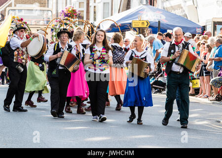 Défilé du festival de la semaine folklorique de Broadstairs. Danseur, St Clements Boucher marchant dans la rue, conduire par le batteur et les joueurs d'accordéon. Banque D'Images