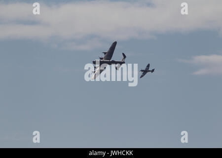 Blackpool, Lancashire, Royaume-Uni. 12Th Aug 2017. Lancaster et Spitfire voler à Blackpool Crédit : Russell Millner/Alamy Live News Banque D'Images