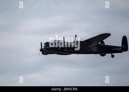 Blackpool, Lancashire, Royaume-Uni. 12Th Aug 2017. Lancaster de la Battle of Britain Memorial Flight à Blackpool Crédit : Russell Millner/Alamy Live News Banque D'Images