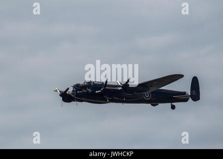 Blackpool, Lancashire, Royaume-Uni. 12Th Aug 2017. Lancaster de la Battle of Britain Memorial Flight à Blackpool Crédit : Russell Millner/Alamy Live News Banque D'Images