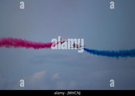 Blackpool, Lancashire, Royaume-Uni. 12Th Aug 2017. Les taquets de la paire de flèches rouges de la RAF à Blackpool Crédit : Russell Millner/Alamy Live News Banque D'Images