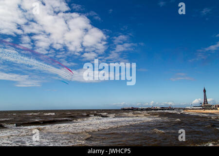 Blackpool, Lancashire, Royaume-Uni. 12Th Aug 2017. AArrows rouge RAF effectuer devant la foule à Blackpool Crédit : Russell Millner/Alamy Live News Banque D'Images