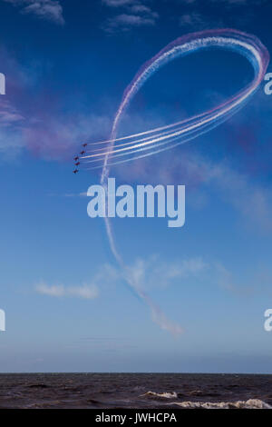 Blackpool, Lancashire, Royaume-Uni. 12Th Aug 2017. Le navire 5 groupe connu sous le nom de 'l'Enid' dans les flèches rouges loops dans le ciel du Blackpool Crédit : Russell Millner/Alamy Live News Banque D'Images