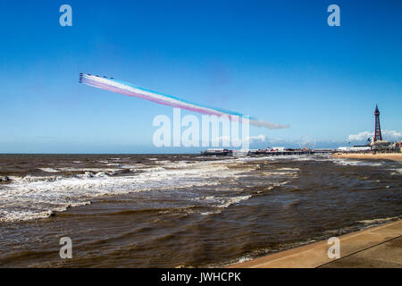 Blackpool, Lancashire, Royaume-Uni. 12Th Aug 2017. RAF Des flèches rouges sur le point de terminer leur affichage à Blackpool et au départ. Credit : Russell Millner/Alamy Live News Banque D'Images