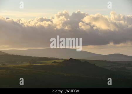 Haytor, Dartmoor, Devon, UK. 12 août 2017. Météo britannique. La vue de Haytor à vers Hound Tor dans le Parc National de Darmoor, Devon sur une chaude soirée ensoleillée. Crédit photo : Graham Hunt/Alamy Live News Banque D'Images