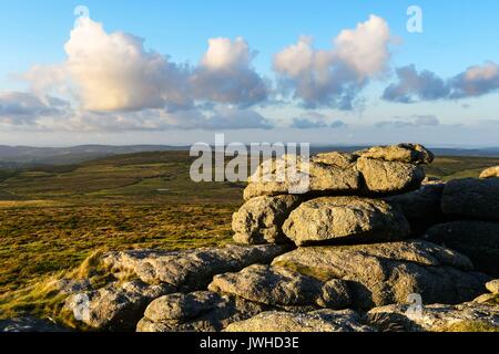 Haytor, Dartmoor, Devon, UK. 12 août 2017. Météo britannique. La vue depuis les rochers à regarder vers Haytor Hound Tor dans le Parc National de Darmoor, Devon sur une chaude soirée ensoleillée. Crédit photo : Graham Hunt/Alamy Live News Banque D'Images