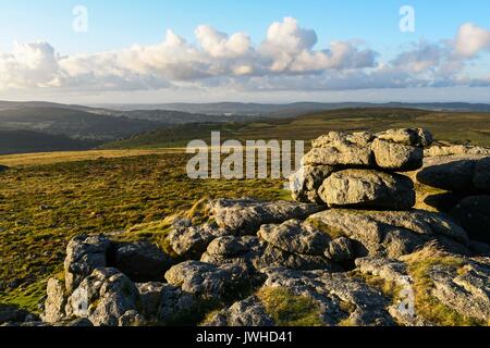 Haytor, Dartmoor, Devon, UK. 12 août 2017. Météo britannique. La vue depuis les rochers à regarder vers Haytor Hound Tor dans le Parc National de Darmoor, Devon sur une chaude soirée ensoleillée. Crédit photo : Graham Hunt/Alamy Live News Banque D'Images