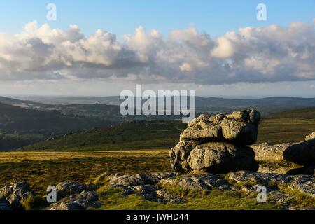 Haytor, Dartmoor, Devon, UK. 12 août 2017. Météo britannique. La vue depuis les rochers à regarder vers Haytor Hound Tor dans le Parc National de Darmoor, Devon sur une chaude soirée ensoleillée. Crédit photo : Graham Hunt/Alamy Live News Banque D'Images