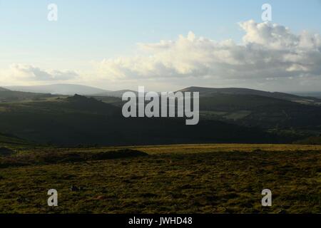 Haytor, Dartmoor, Devon, UK. 12 août 2017. Météo britannique. La vue de Haytor à vers Hound Tor dans le Parc National de Darmoor, Devon sur une chaude soirée ensoleillée. Crédit photo : Graham Hunt/Alamy Live News Banque D'Images