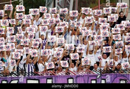 Budapest, Hongrie. 12Th Aug 2017. BUDAPEST, HONGRIE - le 12 août : les partisans de Ujpest FC protester contre le nouveau logo du club avant l'Hungarian OTP Bank Liga match entre Budapest Honved et Ujpest FC au stade Bozsik le 12 août 2017 à Budapest, Hongrie. Credit : Laszlo Szirtesi/Alamy Live News Banque D'Images