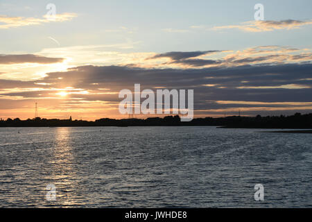 Été magnifique coucher de soleil sur chasewater Country Park dans le Staffordshire qui a marqué la fin d'une chaude journée ensoleillée. Cela était particulièrement bienvenue puisque l'été 2017 a été jusqu'à présent en grande partie humide et doux. Banque D'Images