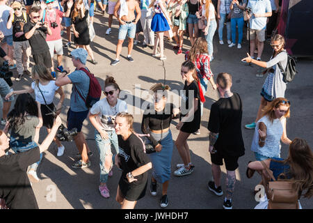 Moscou, Russie, le samedi 12 août 2017. Jour deux visages et dentelles street fashion, sport, festival d'art détient dans Gorky Park les 12 et 13 août. La devise de l'événement est le localisme Sous-culturelle ou soutenir votre scène locale. Sneakerness, street wear, fashion des jeunes de tous les genre, sport de rue, de danse et d'art souterrain - toutes les activités sont les bienvenus. C'est un festival de la jeunesse. Le Parc Gorky est bondé avec des jeunes, beaucoup d'endroits pour montrer votre talent et partager vos compétences. La danse de rue. Crédit : Alex's Pictures/Alamy Live News Banque D'Images