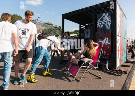 Moscou, Russie, le samedi 12 août 2017. Jour deux visages et dentelles street fashion, sport, festival d'art détient dans Gorky Park les 12 et 13 août. La devise de l'événement est le localisme Sous-culturelle ou soutenir votre scène locale. Sneakerness, street wear, fashion des jeunes de tous les genre, sport de rue, de danse et d'art souterrain - toutes les activités sont les bienvenus. C'est un festival de la jeunesse. Le Parc Gorky est bondé avec des jeunes, beaucoup d'endroits pour montrer votre talent et partager vos compétences. Fortement ornée de belles jeunes méconnaissable mesdames. Crédit : Alex's Pictures/Alamy Live News Banque D'Images