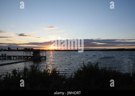 Été magnifique coucher de soleil sur chasewater Country Park dans le Staffordshire qui a marqué la fin d'une chaude journée ensoleillée. Cela était particulièrement bienvenue puisque l'été 2017 a été jusqu'à présent en grande partie humide et doux. Banque D'Images