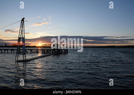 Été magnifique coucher de soleil sur chasewater Country Park dans le Staffordshire qui a marqué la fin d'une chaude journée ensoleillée. Cela était particulièrement bienvenue puisque l'été 2017 a été jusqu'à présent en grande partie humide et doux. Banque D'Images