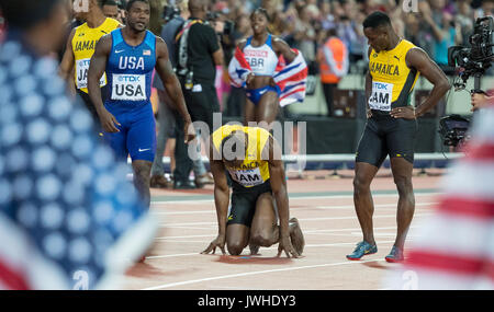 Londres, Royaume-Uni. 12Th Aug 2017. Usain Bolt de la Jamaïque s'effondre à nouveau sur la ligne d'arrivée après une descente blessé dans le relais 4x100m en finale au cours de l'approches Justin Gatlin Championnats du monde d'athlétisme de l'IAAF 2017 le jour 9 du Parc olympique, Londres, Angleterre le 12 août 2017. Photo par Andy Rowland / premier Images des médias. Crédit : Andrew Rowland/Alamy Live News Banque D'Images