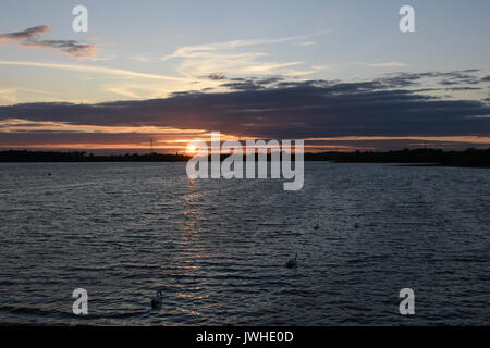 Été magnifique coucher de soleil sur chasewater Country Park dans le Staffordshire qui a marqué la fin d'une chaude journée ensoleillée. Cela était particulièrement bienvenue puisque l'été 2017 a été jusqu'à présent en grande partie humide et doux. Banque D'Images
