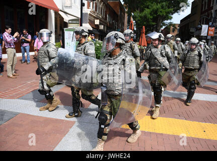 Charlottesville, Virginia, USA. 12Th Aug 2017. Patrouille de police près de la manifestation site dans Charlottesville, Virginie, États-Unis, le 12 août 2017. Au moins une personne a été tuée dans un accident de voiture à la suite d'une violente manifestation nationaliste blanc le samedi à Charlottesville en Virginie, Charlottesville le maire Michael Signer dit. Source : Xinhua/Alamy Live News Banque D'Images