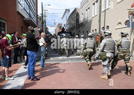 Charlottesville, Virginia, USA. 12Th Aug 2017. Patrouille de police près de la manifestation site dans Charlottesville, Virginie, États-Unis, le 12 août 2017. Au moins une personne a été tuée dans un accident de voiture à la suite d'une violente manifestation nationaliste blanc le samedi à Charlottesville en Virginie, Charlottesville le maire Michael Signer dit. Source : Xinhua/Alamy Live News Banque D'Images