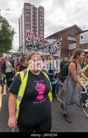 Londres, Royaume-Uni. 12 août 2017. Pierre Jasmin de Focus E15 Mères marche loin avec d'autres marcheurs après le rallye à Tanner Point dans Plainfaing qui a souligné le danger de cette et d'autres blocs avec le même bardage comme tour de Grenfell, exigeant la sécurité des foyers, pas nettoyage social dans l'Est de Londres. Ils ont ensuite continué à les charpentiers Estate à Stratford vidé en grande partie de personnes il y a plus de 10 ans et a l'intention de démolir, pour un 'mains autour de la succession d'événements de solidarité des charpentiers contre la décantation, démolition Equité et Crédit : Peter Marshall/Alamy Live News Banque D'Images