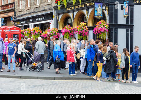 Edinburgh, Ecosse, Royaume-Uni. 12 août, 2017. Des foules de gens sur les rues pavées de la ville à la fin de la première semaine de la 70e anniversaire de l'Edinburgh International Fringe Festival. Credit : Skully/Alamy Live News Banque D'Images