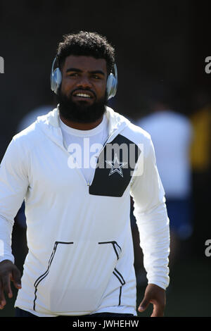 Août 12, 2017 Los Angeles, CA.Ézéchiel Elliot en tenant le domaine de se réchauffer pendant les Dallas Cowboys vs Los Angeles Rams au Los Angeles Memorial Coliseum de Los Angeles, CA le 12 août 2017. (Photographe complète absolue & Company Crédit : Jevone MarinMedia.org/Cal Moore/Sport Media Network Television (veuillez contacter votre représentant des ventes pour l'utilisation de la télévision. Banque D'Images