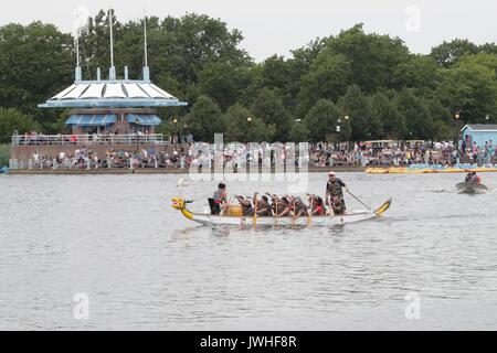 Flushing Meadows Corona Park, New York, USA, 12 août 2016 - Premier jour de la 27e édition Hong Kong Dragon Boat Festival. Le Hong Kong Dragon Boat Festival à New York est un événement sportif annuel et multiculturelle qui a eu lieu en août à Meadow Lake dans la région de Flushing Meadows Corona Park dans le Queens, à New York pour célébrer la cinquième lune (ou le cinquième mois du calendrier lunaire). Photo : Luiz Rampelotto/EuropaNewswire dans le monde d'utilisation | Banque D'Images