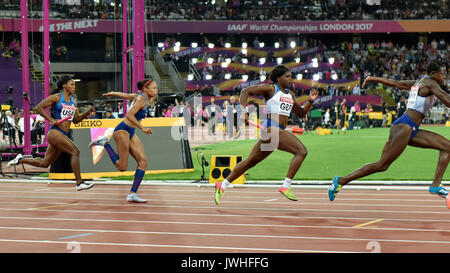 Londres, Royaume-Uni. 12 août 2017. L'équipe américaine et l'équipe Go de transfert le relais lors de la deuxième 100m. USA gagne la médaille d'or en relais 4 x 100 m finale au stade de Londres, au jour 9 des Championnats du monde IAAF 2017 à Londres. Deuxième GO, troisième de la Jamaïque. Crédit : Stephen Chung / Alamy Live News Banque D'Images