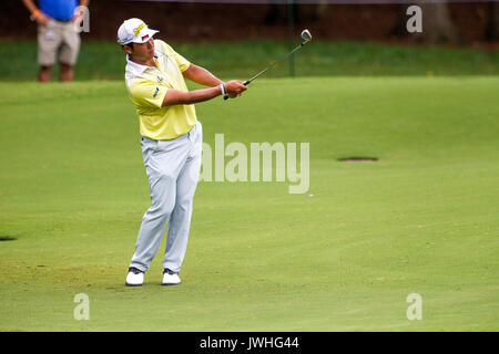 12 août 2017 : Hideki Matsuyama Japon de jetons pour birdie sur le 13ème green et vient de manquer au cours de la troisième série de la 99e Championnat de la PGA à Quail Hollow Club à Charlotte, NC. (Scott Kinser/Cal Sport Media) Banque D'Images