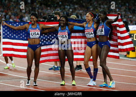 (170813) -- Londres, 13 août 2017 -- athlètes de l'United States célébrer après avoir remporté le women's 4x100m relais définitif le jour 9 à l'es Championnats du Monde 2017 à Londres, Grande-Bretagne, le 12 août 2017. L'équipe de United States réclamé le titre avec 41,82 secondes. (Xinhua/Han Yan) Banque D'Images