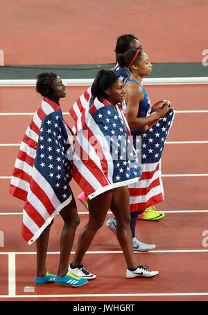 (170813) -- Londres, 13 août 2017 -- athlètes de l'United States célébrer après avoir remporté le women's 4x100m relais définitif le jour 9 à l'es Championnats du Monde 2017 à Londres, Grande-Bretagne, le 12 août 2017. L'équipe de United States réclamé le titre avec 41,82 secondes. (Xinhua/Luo Huanhuan) Banque D'Images