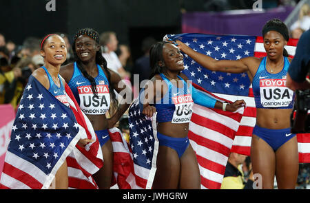 (170813) -- Londres, 13 août 2017 -- athlètes de l'United States célébrer après avoir remporté le women's 4x100m relais définitif le jour 9 à l'es Championnats du Monde 2017 à Londres, Grande-Bretagne, le 12 août 2017. L'équipe de United States réclamé le titre avec 41,82 secondes. (Xinhua/Han Yan) Banque D'Images