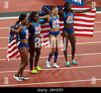 (170813) -- Londres, 13 août 2017 -- athlètes de l'United States célébrer après avoir remporté le women's 4x100m relais définitif le jour 9 à l'es Championnats du Monde 2017 à Londres, Grande-Bretagne, le 12 août 2017. L'équipe de United States réclamé le titre avec 41,82 secondes. (Xinhua/Luo Huanhuan) Banque D'Images