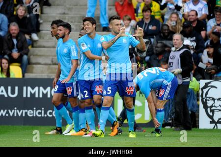 Nantes, France. 12Th Aug 2017. Lucas Ocampos de Marseille (1e, R) célèbre la notation avec ses coéquipiers au cours de l'anglais L1 match de football entre Nantes et l'Olympique de Marseille à Nantes, à l'ouest de la France, le 12 août, 2017. Marseille a gagné 1-0. Credit : Jean-Marie Hervio/Xinhua/Alamy Live News Banque D'Images