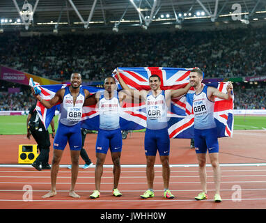 (170813) -- Londres, 13 août 2017 -- Équipe de Grande-Bretagne célèbre après avoir remporté le men's 4x100m relais définitif le jour 9 à l'es Championnats du Monde 2017 à Londres, Grande-Bretagne, le 12 août 2017. La Grande-Bretagne a soutenu l'équipe le titre avec 37,47 secondes. (Xinhua/Han Yan) Banque D'Images