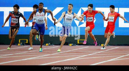 (170813) -- Londres, 13 août 2017 -- Su Bingtian (1e, R) et Zhang Peimeng (2e, R) de l'équipe de Chine en concurrence au cours de la men's 4x100m relais définitif le jour 9 à l'es Championnats du Monde 2017 à Londres, Grande-Bretagne, le 12 août 2017. (Xinhua/Wang Lili) Banque D'Images