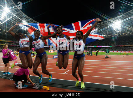 (170813) -- Londres, 13 août 2017 -- Les athlètes de la Grande-Bretagne célèbrent après avoir remporté le women's 4x100m relais définitif le jour 9 à l'es Championnats du Monde 2017 à Londres, Grande-Bretagne, le 12 août 2017. Équipe de la Grande-Bretagne a pris la médaille d'argent avec 42,12 secondes. (Xinhua/Han Yan) Banque D'Images