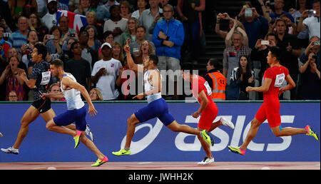 (170813) -- Londres, 13 août 2017 -- Su Bingtian (2e, R) et Xie Zhenye (1e, R) de l'équipe de Chine en concurrence au cours de la men's 4x100m relais définitif le jour 9 à l'es Championnats du Monde 2017 à Londres, Grande-Bretagne, le 12 août 2017. (Xinhua/Wang Lili) Banque D'Images