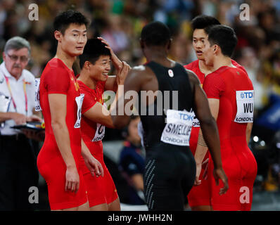 (170813) -- Londres, 13 août 2017 -- Su Bingtian (3e, L) de la Chine réagit après le men's 4x100m relais définitif le jour 9 à l'es Championnats du Monde 2017 à Londres, Grande-Bretagne, le 12 août 2017. (Xinhua/Han Yan) Banque D'Images