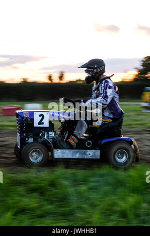 Ardenne, West Sussex, UK. 12 août 2017. La tondeuse Racing Assoc 12 heures ( BLMRA ). Credit : Julie Edwards/Alamy Live News Banque D'Images