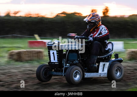 Ardenne, West Sussex, UK. 12 août 2017. La tondeuse Racing Assoc 12 heures ( BLMRA ). Credit : Julie Edwards/Alamy Live News Banque D'Images