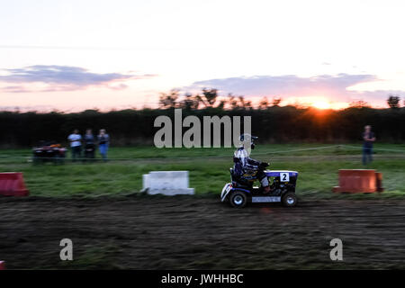 Ardenne, West Sussex, UK. 12 août 2017. La tondeuse Racing Assoc 12 heures ( BLMRA ). Credit : Julie Edwards/Alamy Live News Banque D'Images