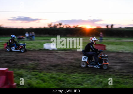 Ardenne, West Sussex, UK. 12 août 2017. La tondeuse Racing Assoc 12 heures ( BLMRA ). Credit : Julie Edwards/Alamy Live News Banque D'Images