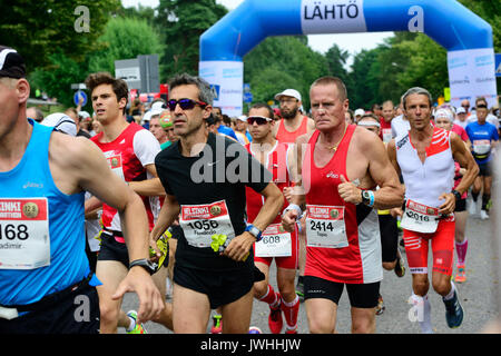 HELSINKI, FINLANDE - le 12 août 2017 : Marathon de la ville d'Helsinki, 12.08.2017. Marathon traditionnel qui a eu lieu à Helsinki, Finlande, le samedi 12 août. Des coureurs de 73 pays ont pris part au marathon. Course a commencé près du monument de l'athlète finlandais Paavo Nurmi légendaire. Crédit : Mikhail Olykaynen/Alamy Live News Banque D'Images